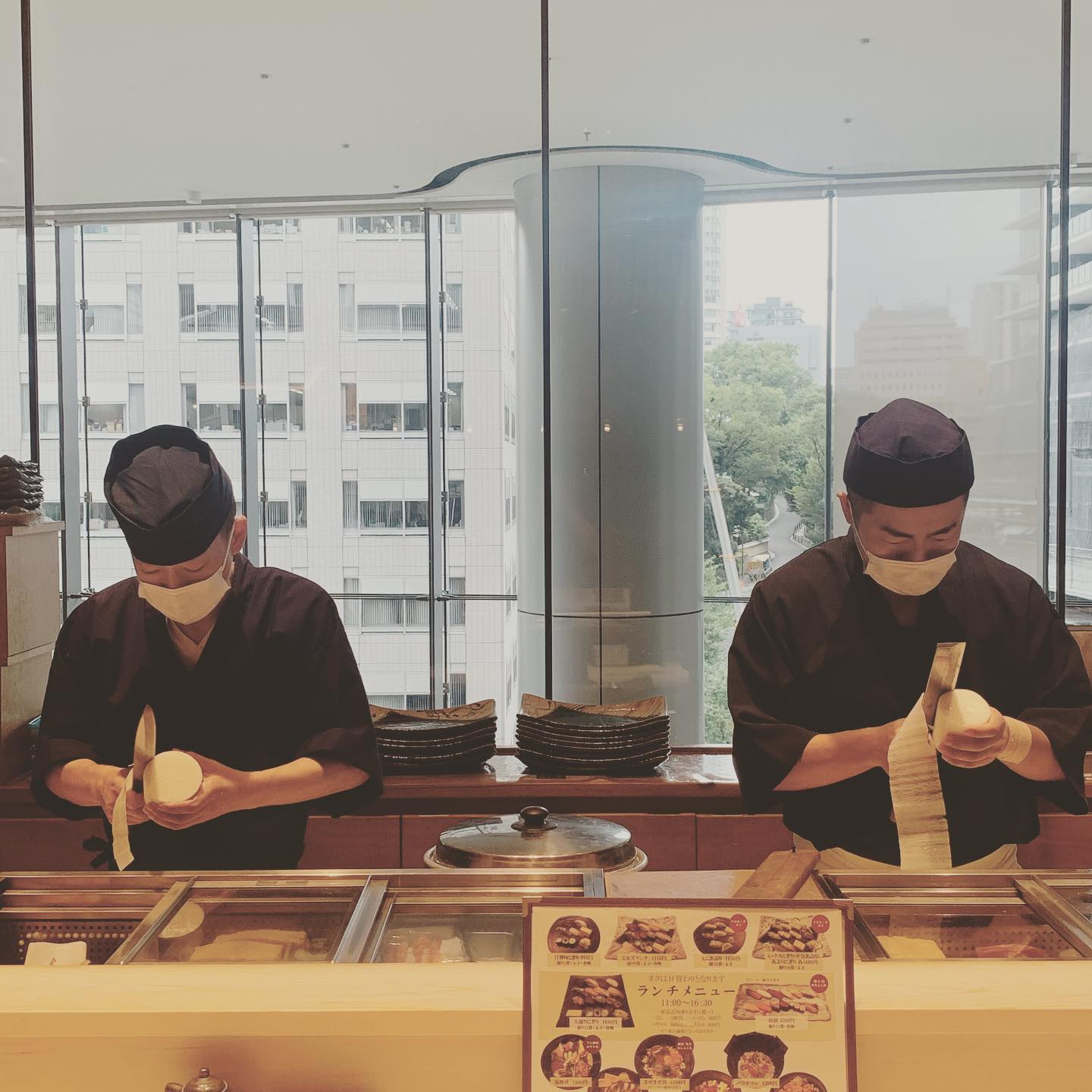 9月16日水曜日おはようございます！
阿部寿司虎ノ門ヒルズ店です！
つまを作成しております
左が副店長 那波さん 右が、板前 中野さん！！
本日もスタッフ一同元気に営業開始です！
ご来店お待ちしております
#虎ノ門ヒルズ  #意気な寿司処阿部虎ノ門ヒルズ