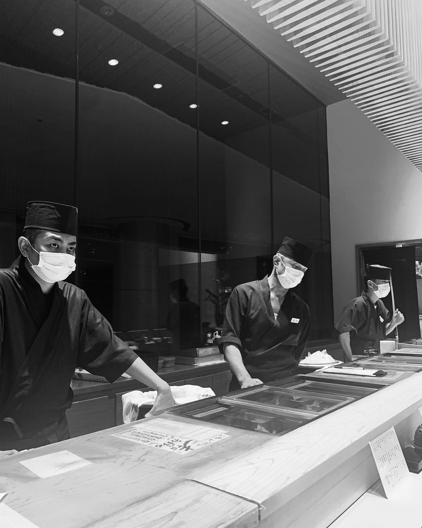 こんばんわ！！
阿部寿司虎ノ門ヒルズ店です！
今日は意気な！！板前さん紹介です！
左から！
店長！　　島田さん
板前！　　鈴木さん
副店長！　那波さん
虎ノ門店の板前さんは意気な板前さん勢揃いです！ぜひご来店して！話しかけてみてください！！
メニューも日替わりで変わります
皆様のご予約を、お待ちしております！
 
#阿部寿司虎ノ門ヒルズ店　 #意気な寿司処阿部　          #食べログ　 #新橋　   #粋　 #和食　 #職人魂　