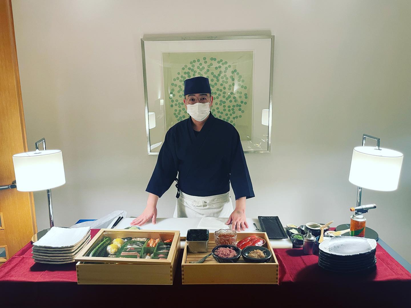こんにちわ！
阿部寿司では出張寿司も承ってます！
あなたのご自宅やパーティー会場、職場などどこへでもお寿司を握りに行きます
当店の出張担当は、『星谷さんご』が担当しております！
費用については、
出張費用板前一人につき20,000円
食費最低額40,000円
別途交通費になります！
※タクシーで向かわせていただきます！
行きの交通費×２　となっております！
内容など詳しくはお電話でのご対応になります！
よろしくお願いします！
   #寿司　 #出張寿司　 
#おうち時間　 #出張サービス　  #板前　