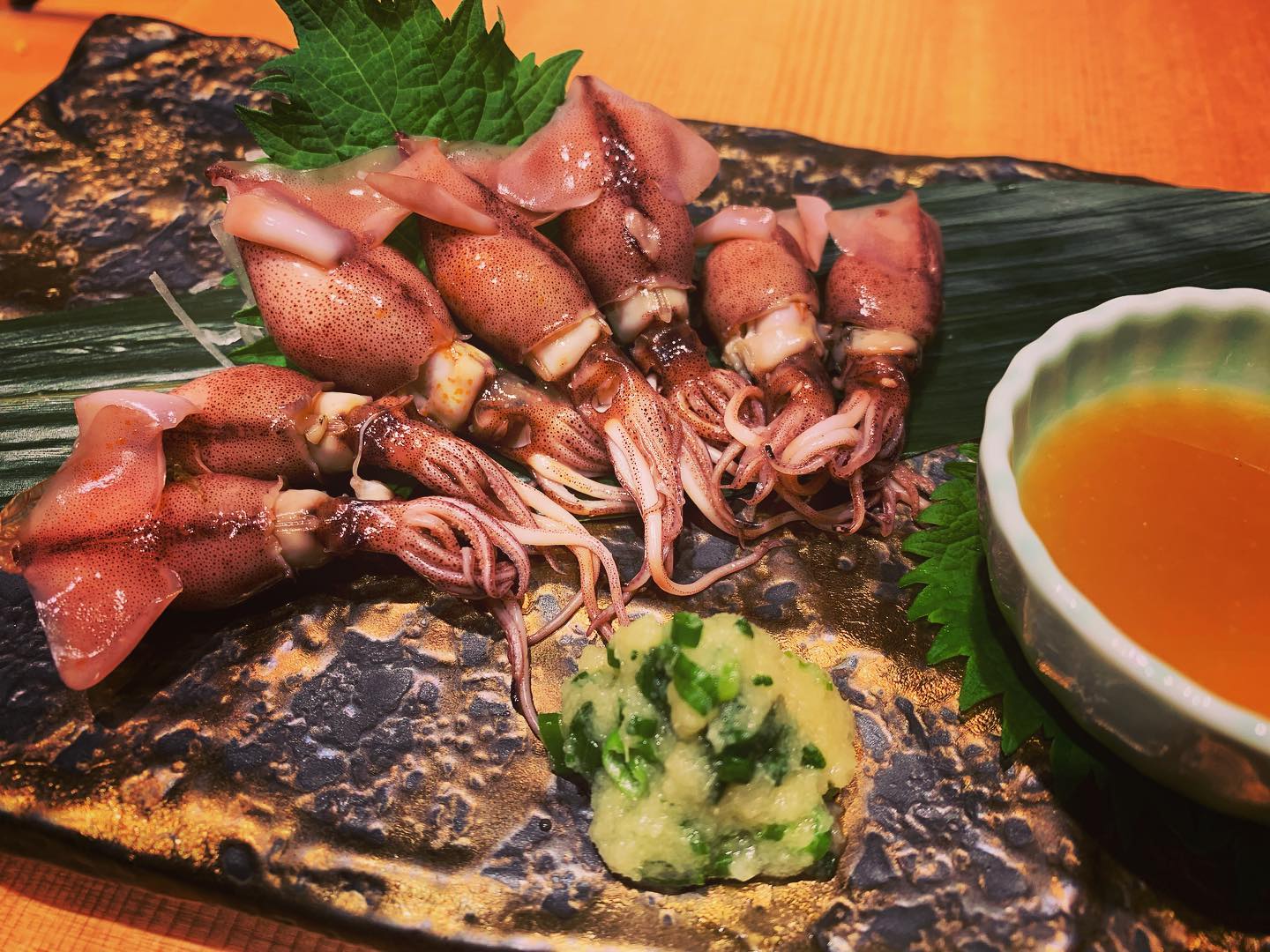 富山湾のほたるいかが旬でおすすめです。
鮮度の良いぷっくりとした身と濃厚な肝の旨みが口いっぱいに広がります。
お酒のアテに最高