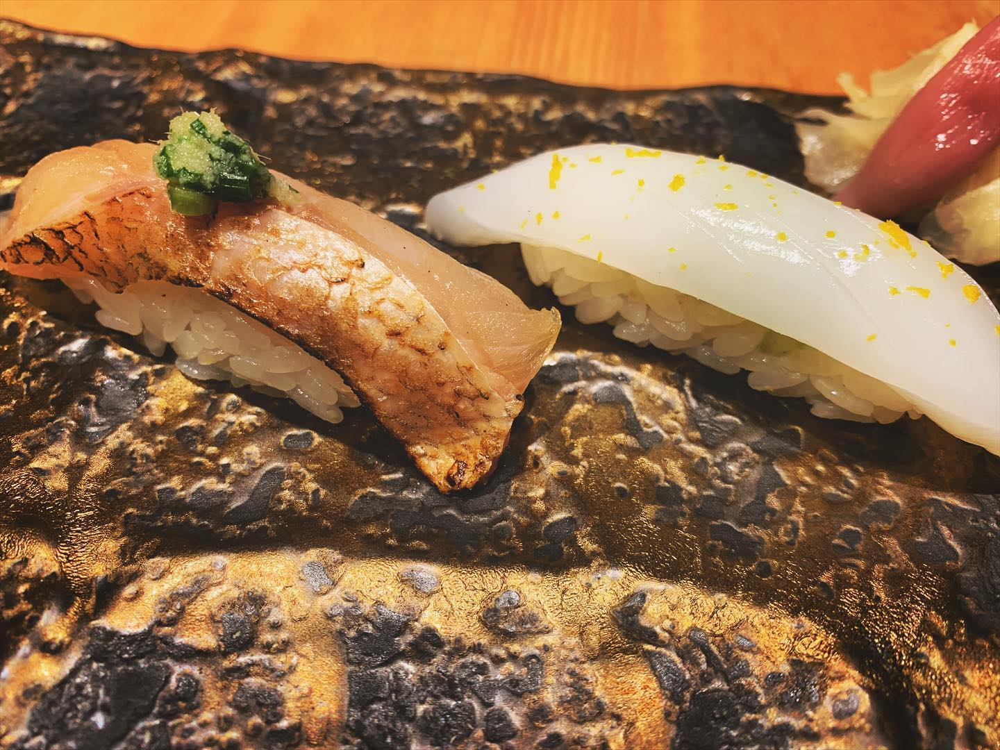 阿部寿司虎ノ門ヒルズ店では
お客様だけの特別な《板前おまかせ》が人気です！

15000円、12000円、10000円と三種ご用意しており、板前と直接ご相談頂き、お客様だけの特別なお任せコースをその場で組み立て、調理いたします。

「量より質を重視したい」「握りをメインで召し上がりたい」等お客様のご希望をどうぞお聞かせください！

カウンター席限定のコースとなります。
ご予約はプロフィール欄のリンクより、お待ちしております。