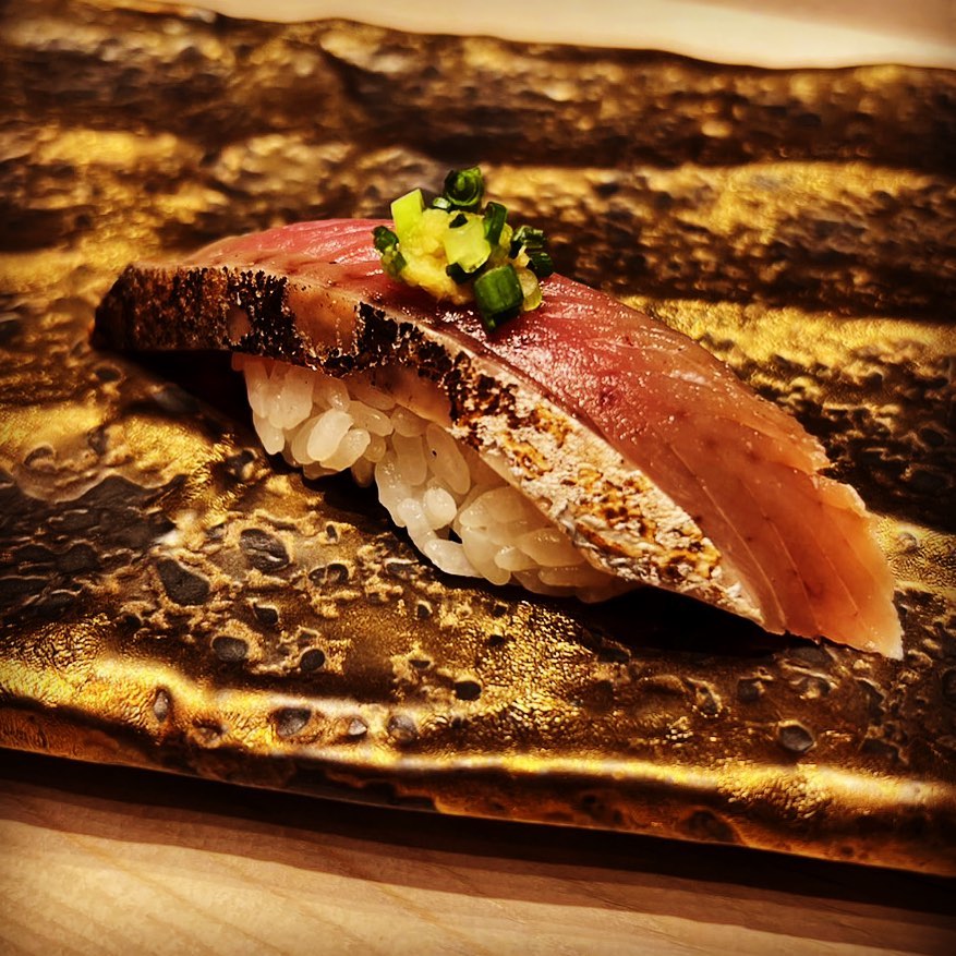 今が食べ時ぃ〜️
宮城県気仙沼のカツオがおすすめです
脂が乗って臭みもなく最高に美味！
さらに栄養満点な優秀食材ですよ

握りで刺身でたたきでお楽しみください

他にも旬のおいしい食材たっぷり仕込んでます！
皆様のご来店、お待ちしております！

︎ご予約はプロフィールの《席を予約する》より、お待ちしております🤗

────▼営業時間▼────

［ランチ営業］
11:00〜15:00（L.O.14:00）
［ディナー営業］
17:00〜22:00（L.O.21:30）
※ご予約の状況により営業時間を短縮する場合が御座います。

────▼アクセス▼────

港区虎ノ門1-23-3虎ノ門ヒルズ森タワー4階

○東京メトロ日比谷線『虎ノ門ヒルズ駅』
 中目黒方面改札より直結
 北千住方面改札よりA2出口
○東京メトロ銀座線『虎ノ門駅』B3・B4出口
○東京メトロ千代田線・丸ノ内線・日比谷線『霞ヶ関駅』A12出口
○都営三田線『内幸町駅』A3出口
○JR『新橋駅』より徒歩約11分