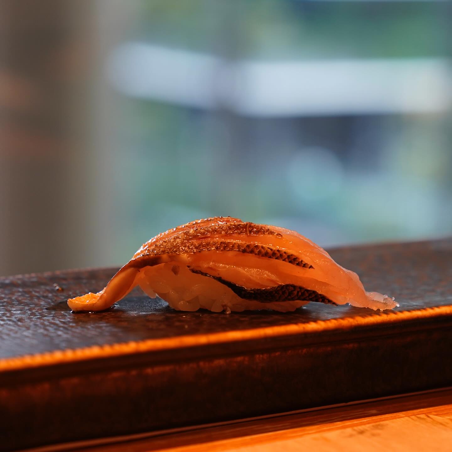 Abe Sushi Toranomon 限定 

旬の味わいを極めた 炙りカマスの握り が登場。
脂ののったカマスを丁寧に下処理し、香ばしく炙ることで旨味を引き立てました。
ひと口食べれば、ふわっと広がる香りと、とろけるような食感…。

職人の技と旬の魚が織りなす、贅沢なひと皿をぜひご堪能ください。

 Abe Sushi Toranomon
東京・虎ノ門で、心を込めた本格江戸前寿司を。
ご予約・お問い合わせはお気軽にどうぞ。