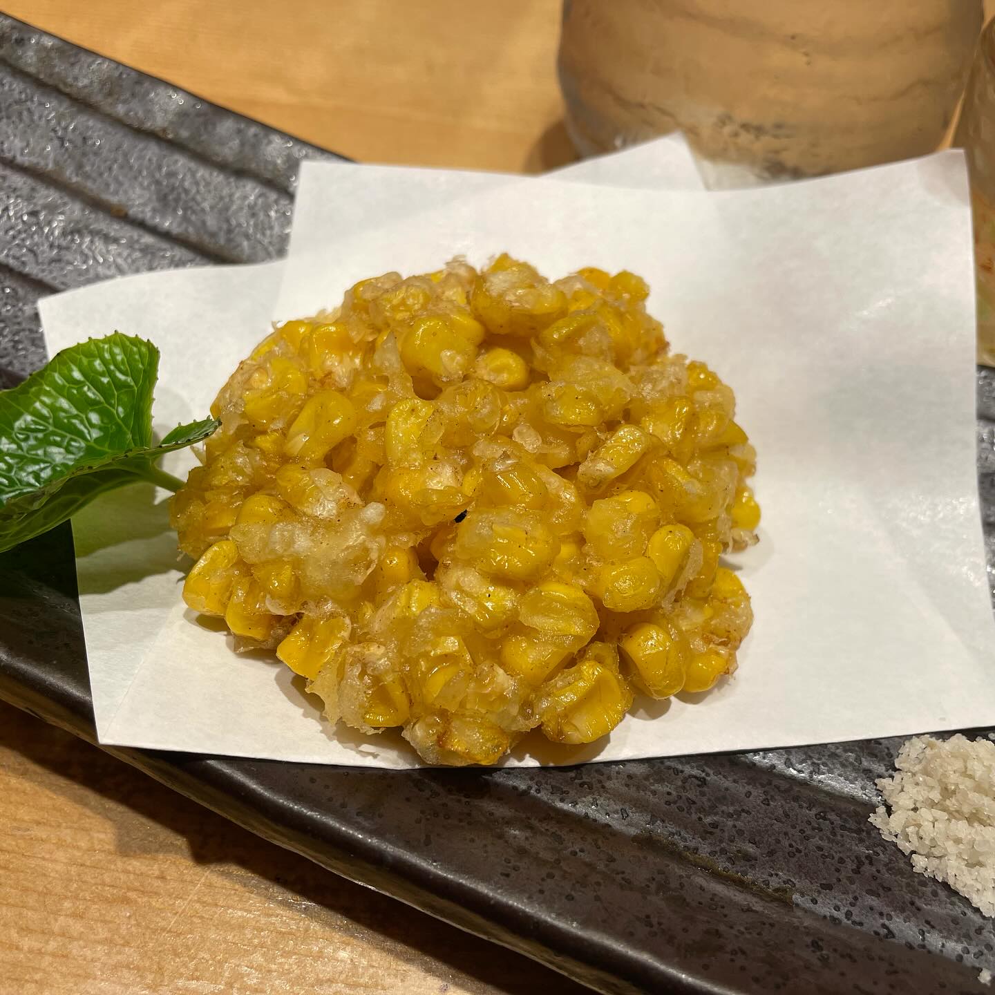 雨すごいですね
こんな日は雨宿りがてら阿部寿司でサクッと一杯いかがですか？
とうもろこしの甘味がギュッと詰まったとうもろこしのかき揚げ
おすすめです♪

@toranomonhillsofficial ＃阿部寿司＃虎ノ門ヒルズ＃阿部寿司虎ノ門ヒルズ店