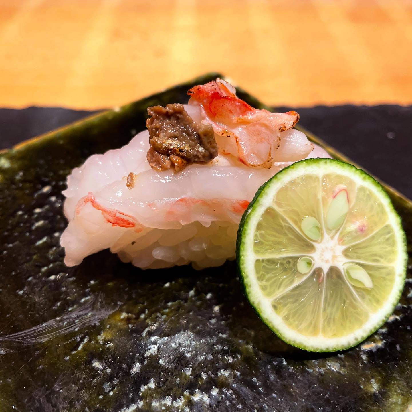 〜本日のおすすめ握り〜

🦐ぼたん海老　海老味噌のせ🦐

ぷりっと甘いぼたん海老 に、とろける炙り海老味噌をのせました。
口の中で濃厚な旨みと香ばしさが広がります🦐

🦐甘海老&車海老　海老味噌のせ🦐

噛むほどに優しい甘みが広がる甘海老、力強い旨みが広がる車海老。

車海老には炙り海老味噌をのせて濃厚なコクをプラス️

食べ比べが楽しい一皿です！

是非、カウンター席で美味しいお酒と共にどうぞ

@abe_sushi_toranomonhills