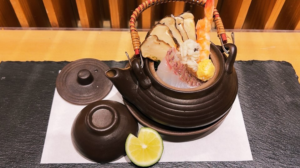 秋の味覚、始まりました

・香り豊かな 松茸 を、土瓶蒸しと焼き松茸で。
ひと口ごとに秋を感じていただけます。
（土瓶蒸しは9月上旬より）

・江戸前仕込みの 小肌 もおすすめ！
きりっとした旨みと酢の塩梅をぜひお楽しみください。

@toranomonhillsofficial