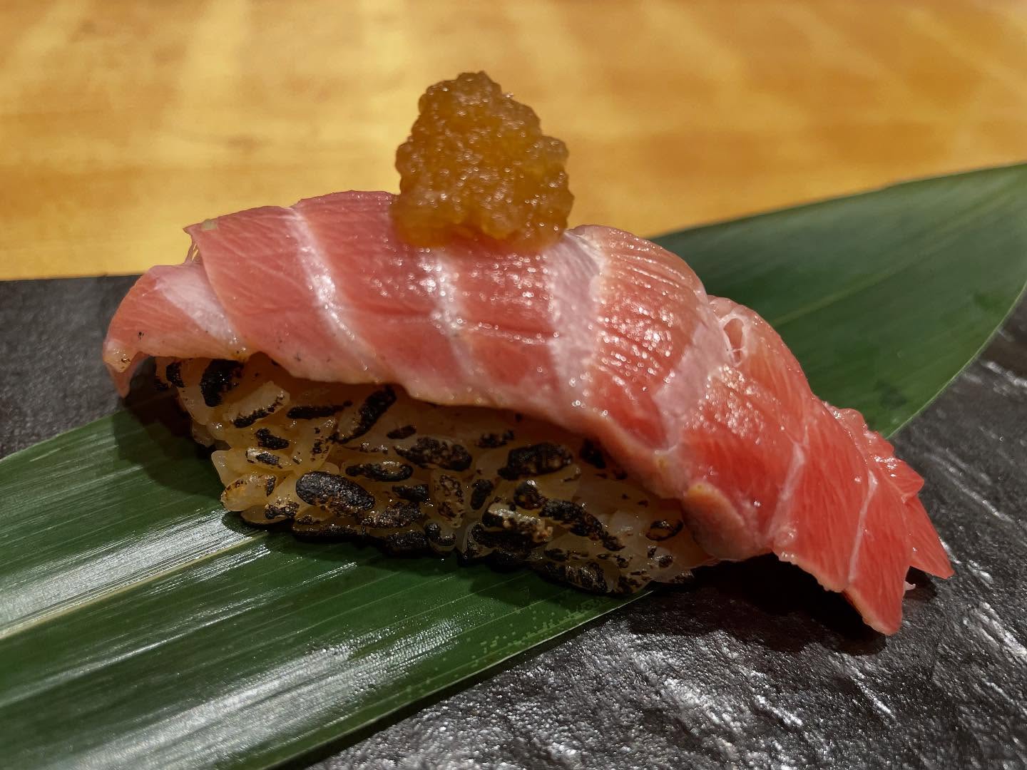 至福の逸品
炙りを入れたシャリの香ばしさに、
インドマグロ大トロのとろける旨みを重ねて。
大根おろしポン酢がさわやな余韻を添える、
格別の一貫です️

@abe_sushi_toranomonhills