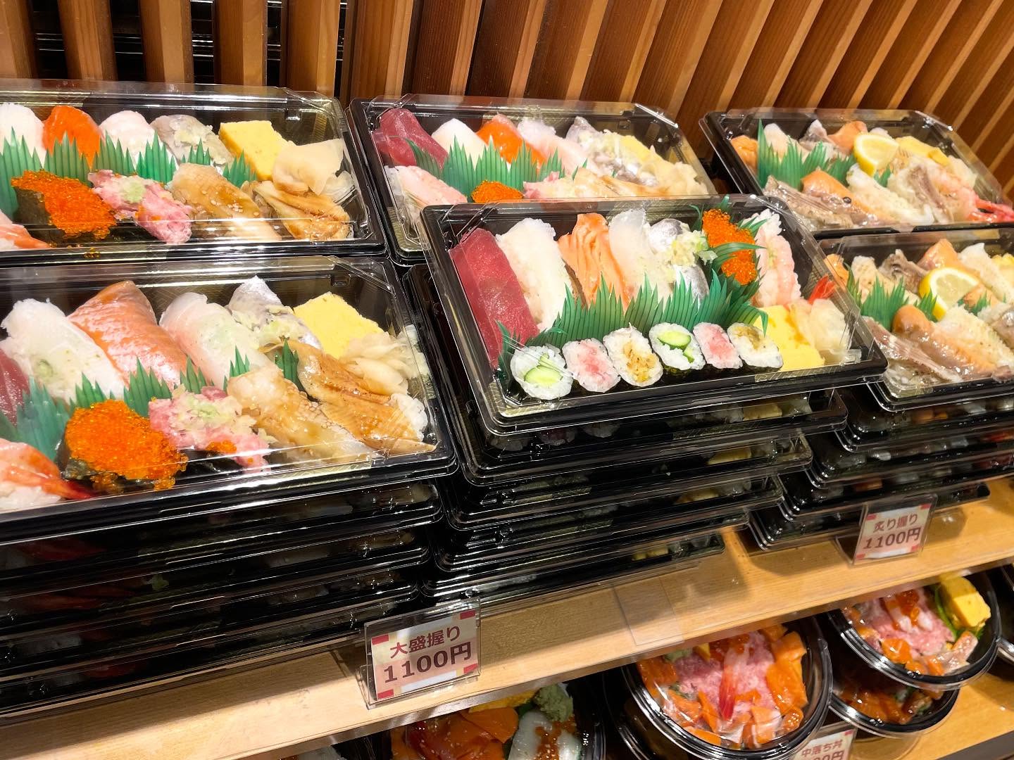 阿部寿司 虎ノ門店

平日ランチタイム限定で販売している寿司・丼が大人気！
気持ちのいい時期になってきたのでお外ご飯にもぜひ️

毎日100食近く仕込んで完売
税込1,000円〜1,200円
電話予約OK（03-3539-3663）

販売は11時から。
11:00〜12:00頃がレジも空いてて、種類も豊富でおすすめの時間帯です️

@abe_sushi_toranomonhills