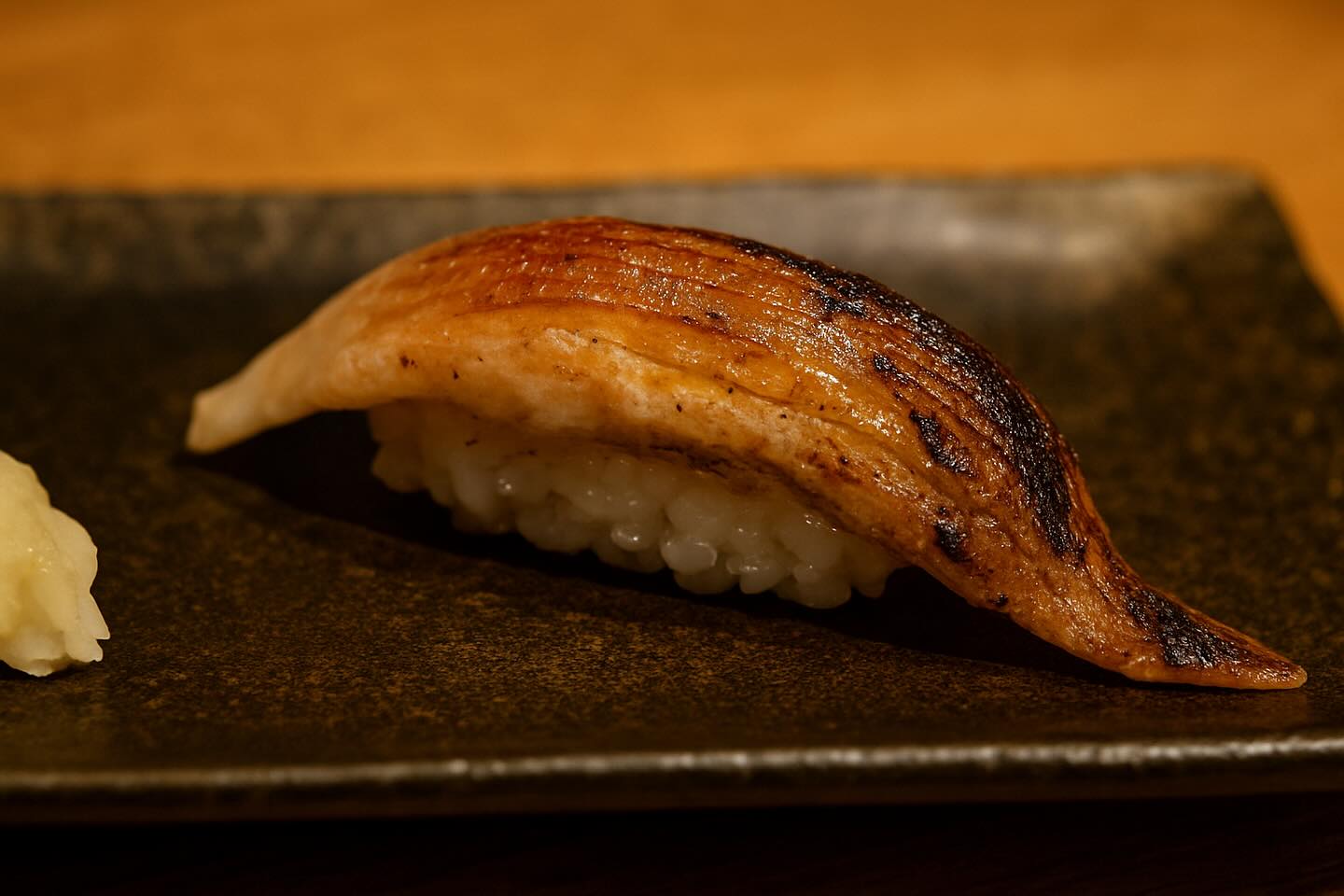 本日のオススメ一貫
脂ののった旬の秋刀魚を炙りで一貫。
肝醤油のコクが香ばしさを引き立てます

今しか味わえない美味しさを是非

@abe_sushi_toranomonhills


@abe_sushi_toranomonhills