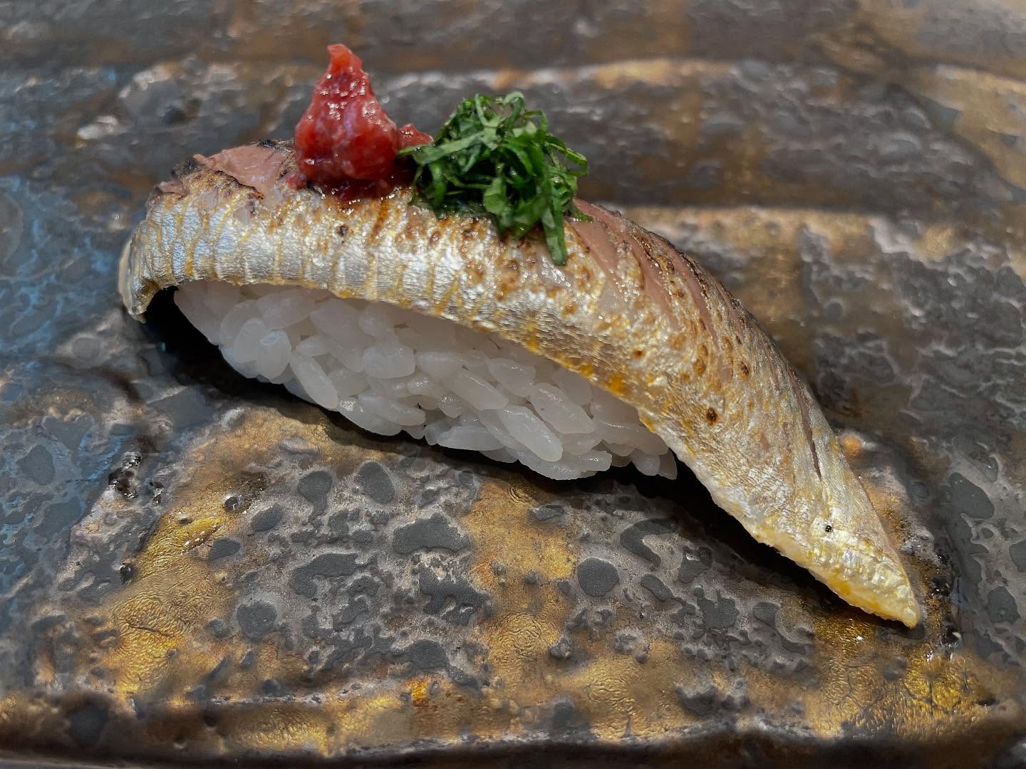 今日はぐっと冷えますね️
こんな日は、熱燗とお寿司で一杯
心も体もほっとひと息。

阿部寿司でふらっとお寿司、いかがですか？

@abe_sushi_toranomonhills