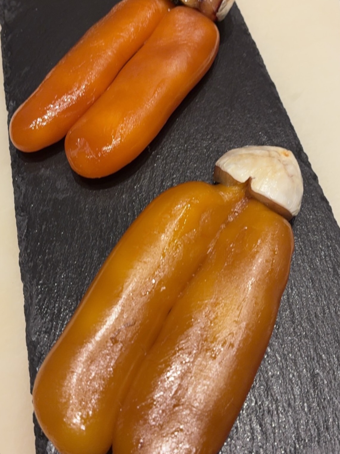 干して3日目のからすみです
塩が回って余分な水分が抜け、表面はしっとり、中はむっちり。
色味もぐっと濃くなって、もう見た目はすっかり“からすみらしさ”が出てきました。
切るとねっとり感があり、旨みが集まり始める頃。
この先、干しを進めることでコクと香りがさらに深まっていきます。