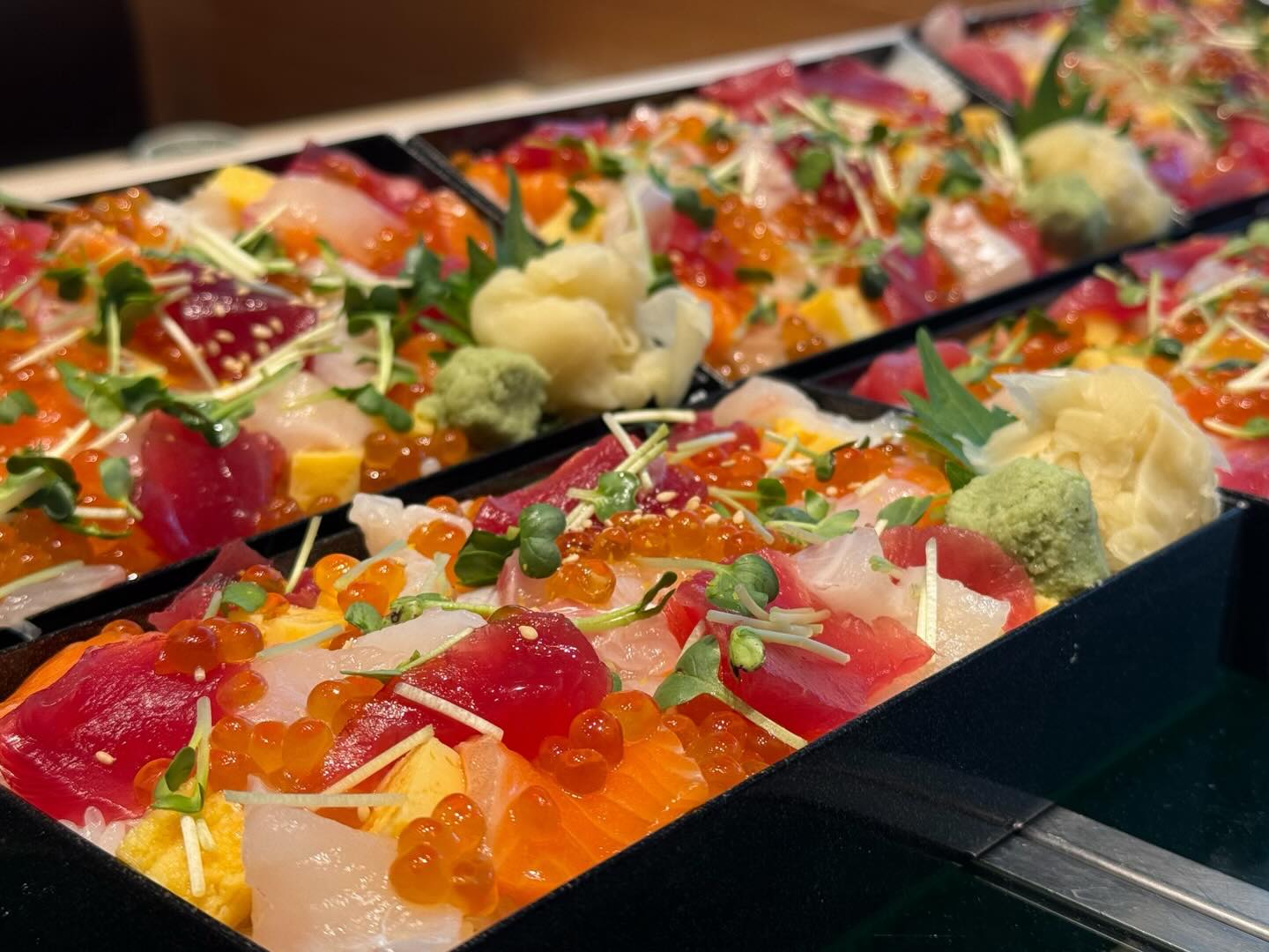 本日は阿部寿司 虎ノ門ヒルズ店
おすすめテイクアウトをご紹介‍♀️

【にぎり（一人前）】
・1,900円
・3,500円
・4,500円
・6,000円

【バラチラシ（一人前）】
・2,700円
・3,500円
・4,500円
※税込

️ 1人前から注文OK
️ 巻物・アラカルトのテイクアウトも対応しています

年末年始のお食事にもぴったり
ぜひお家で美味しい阿部寿司をどうぞ！

@abe_sushi_toranomonhills