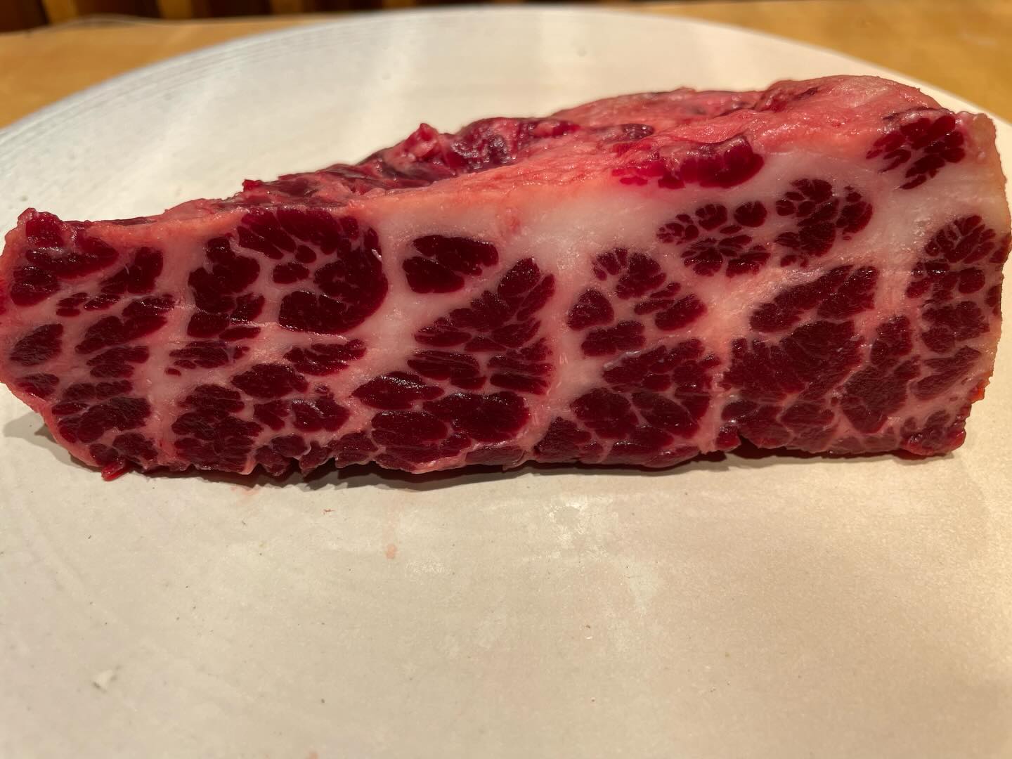 貴重なくじらの「尾の身」を
入荷したのでお知らせ

くじらの大トロとも言われる、
一頭からわずかしかとれない
霜降り状の最高級部位です！

 にぎり
・にんにく醤油はほんのり炙って香ばしく
・もう1貫は生姜醤油でさっぱり

🥢 刺身
生姜醤油でシンプルに。
脂の甘みが噛めば噛むほど口の中に広がって美味！

️ こちらはスポット商品です。
在庫状況によりご提供できない日もありますので、本日はご紹介まで

@abe_sushi_toranomonhills