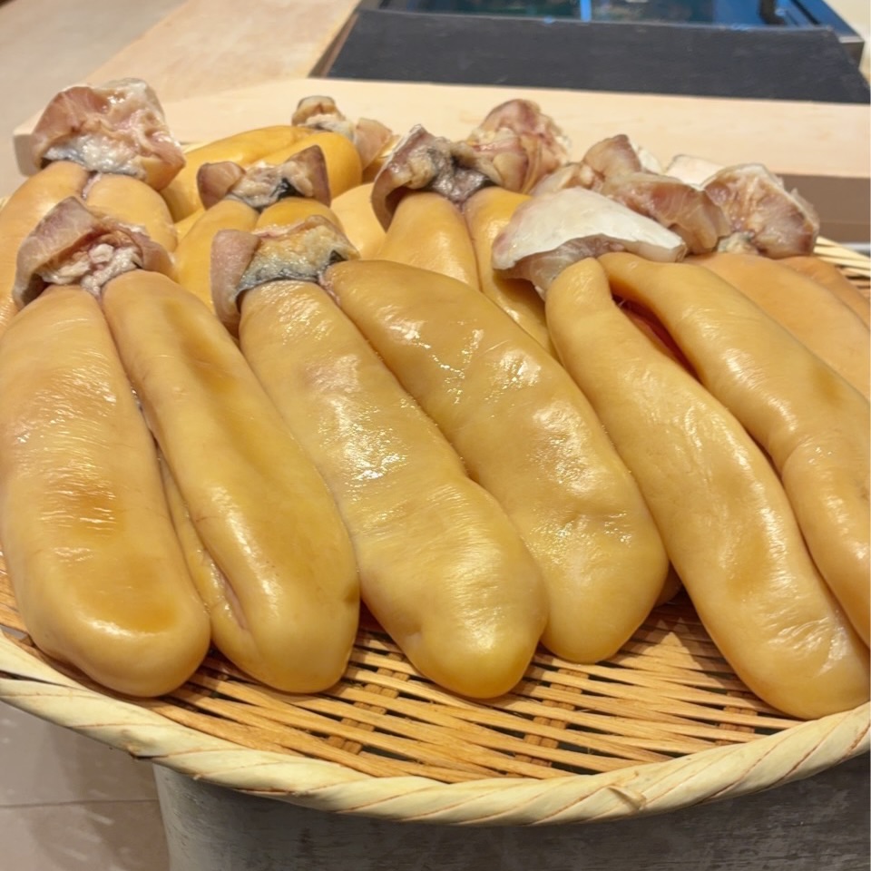 からすみの仕込み20日目を迎えました🗓️
下処理と塩漬けを終え、旨味がしっかりと乗ってきました。
ここから塩を抜き、天日と風でゆっくり仕上げていきます。
完成まで、もうひと手間。食べ頃は年末を予定しています。
もうしばらく、お待ちください。