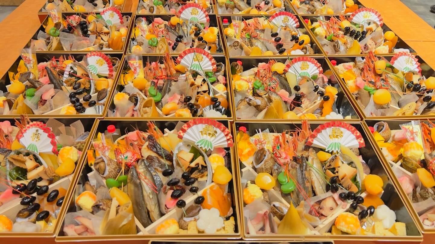 あけましておめでとうございます

毎年ご好評いただいている
当店特製のおせち。

寿司屋ならではの素材選びと、
彩り・味わいのバランスにこだわり仕上げています。

新しい一年が、
美味しい笑顔あふれる年になりますように。
本年もどうぞよろしくお願いいたします。

@abe_sushi_toranomonhills