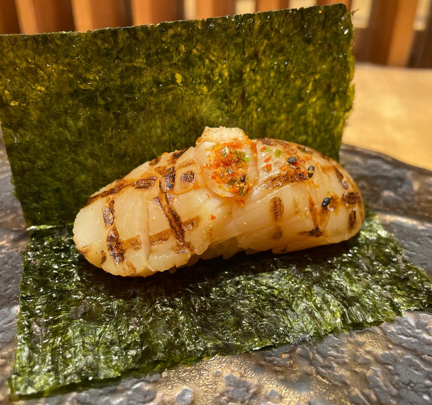 本日の一貫
生ホタテの網焼き
七味・海苔包み！！

香ばしさと甘みが最高の
お酒が進む一貫です

今週も一週間お疲れ様でした〜️

@abe_sushi_toranomonhills