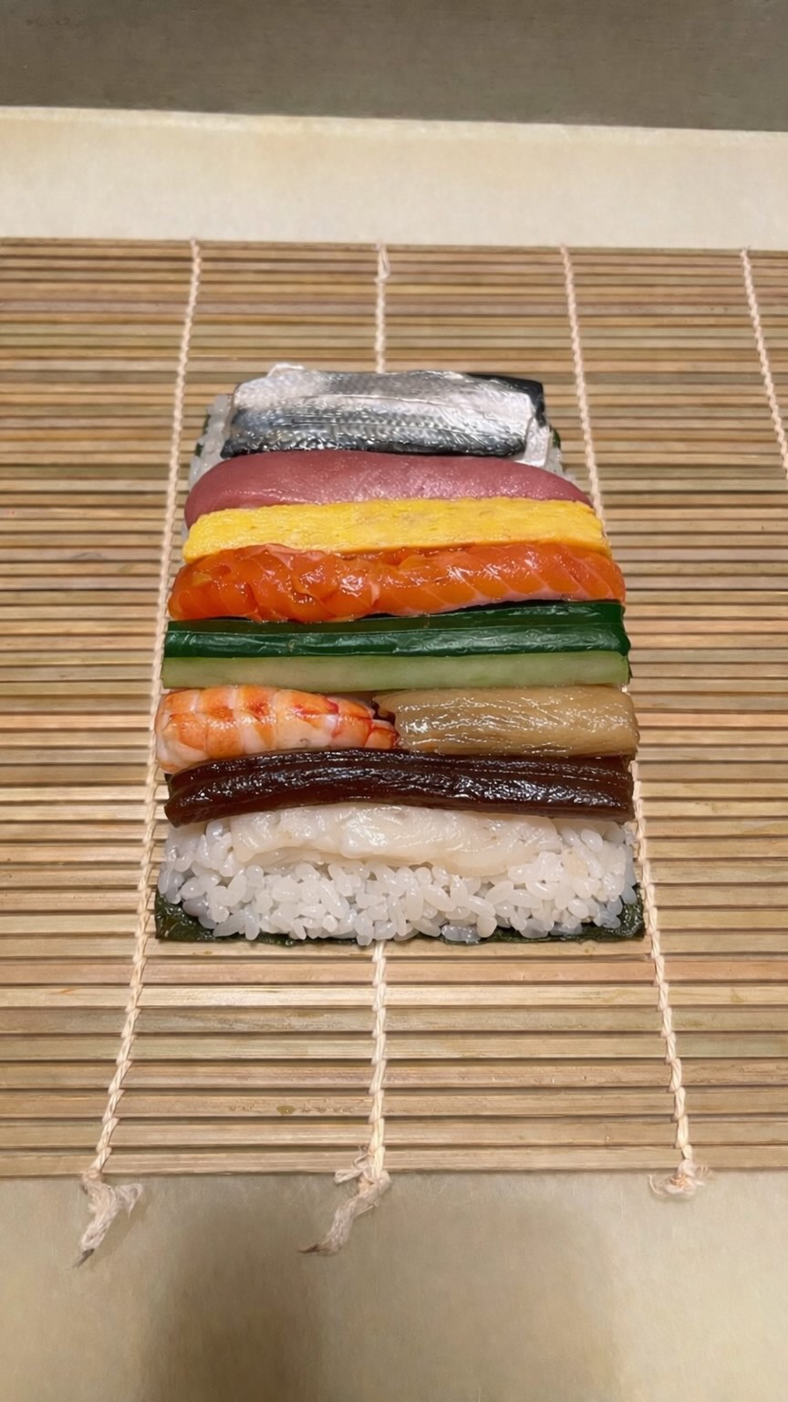 .
福よ来い来い
あべちゃんの恵方巻き
お得な事前予約、間も無く終了です！

【1/31  23:59までのご予約で】
お得にお買い求め頂けますので
プロフィールのリンク、阿部寿司HP、
店頭やお電話から是非ご予約下さい〜️

1本から、イベント、企業様での大量注文まで承っております！

恵方巻きを食べてたくさんの福を巻き込みましょう〜！！！

︎恵方巻き
通常価格1500円→ご予約特別価格1000円

︎海鮮巻き
通常価格2000円→ご予約特別価格1500円

※2/1以降のご予約は通常価格となります

Bring good fortune!
Abe-chan's Ehomaki
Special advance reservations are ending soon!

[Make your reservation by 1/31 23:59]

You can get a great deal, so please make your reservation via the link in our profile, the Abe Sushi website,
in-store, or by phone! ️

We accept orders for a single roll, or even large orders for events and companies!

Let's eat Ehomaki and bring in lots of good fortune!!!!

︎Ehomaki
Regular price: ¥1500 → Special reservation price: ¥1000

︎Seafood Roll
Regular price: ¥2000 → Special reservation price: ¥1500

※Reservations after February 1st will be at the regular price

@abe_sushi_toranomonhills