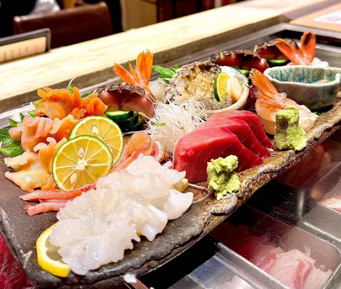 本日のお刺身盛り合わせ

一切れごとに、職人の手仕事を感じる一皿です。

口いっぱいに広がる旬の味をぜひ️

@abe_sushi_toranomonhills