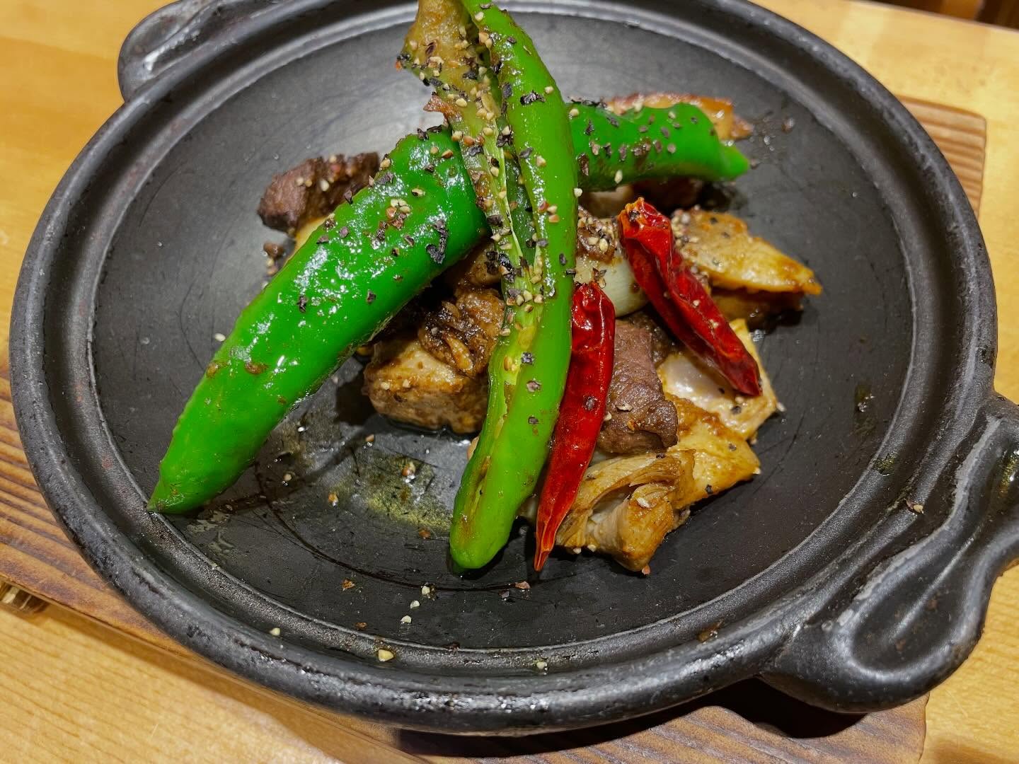 .
期間限定メニュー
まぐろのホルモン鉄板焼き

スパイシーなカレー風味で食欲をそそる一品です！
ちょっと濃いめの味付けで、ついついお酒が捗っちゃいます

お店での提供は３月８日以降になります🫣

カレー無しver.も御座いますのでお声掛け下さい♩

Limited-Time Menu 

Tuna Offal Teppanyaki 
A mouthwatering dish with a spicy curry flavor! The slightly rich flavor makes it perfect for a drink. 

Available in-store from March 8th onwards.🫣 
A curry-free version is also available, so please ask.♩

@abe_sushi_toranomonhills