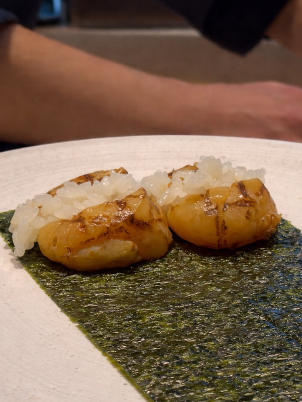 .
阿部寿司虎ノ門ヒルズ店
最近の人気メニューをご紹介‍♀️

もちもちで甘い大粒のほたてを
さっと炙って柚子胡椒とシャリをちょこっと

海苔でくるっと巻けばもう完成

ずっと噛んでいたくなる美味しさです🥰

カウンターおまかせ限定のメニュー

. Abe Sushi Toranomon Hills Branch Introducing our latest popular menu item‍♀️ 

Large, chewy, and sweet scallops Quickly seared, topped with yuzu pepper and a little rice Wrapped in nori seaweed, it's ready! 

It's so delicious you'll want to keep chewing it!🥰 Counter omakase menu only️

@abe_sushi_toranomonhills