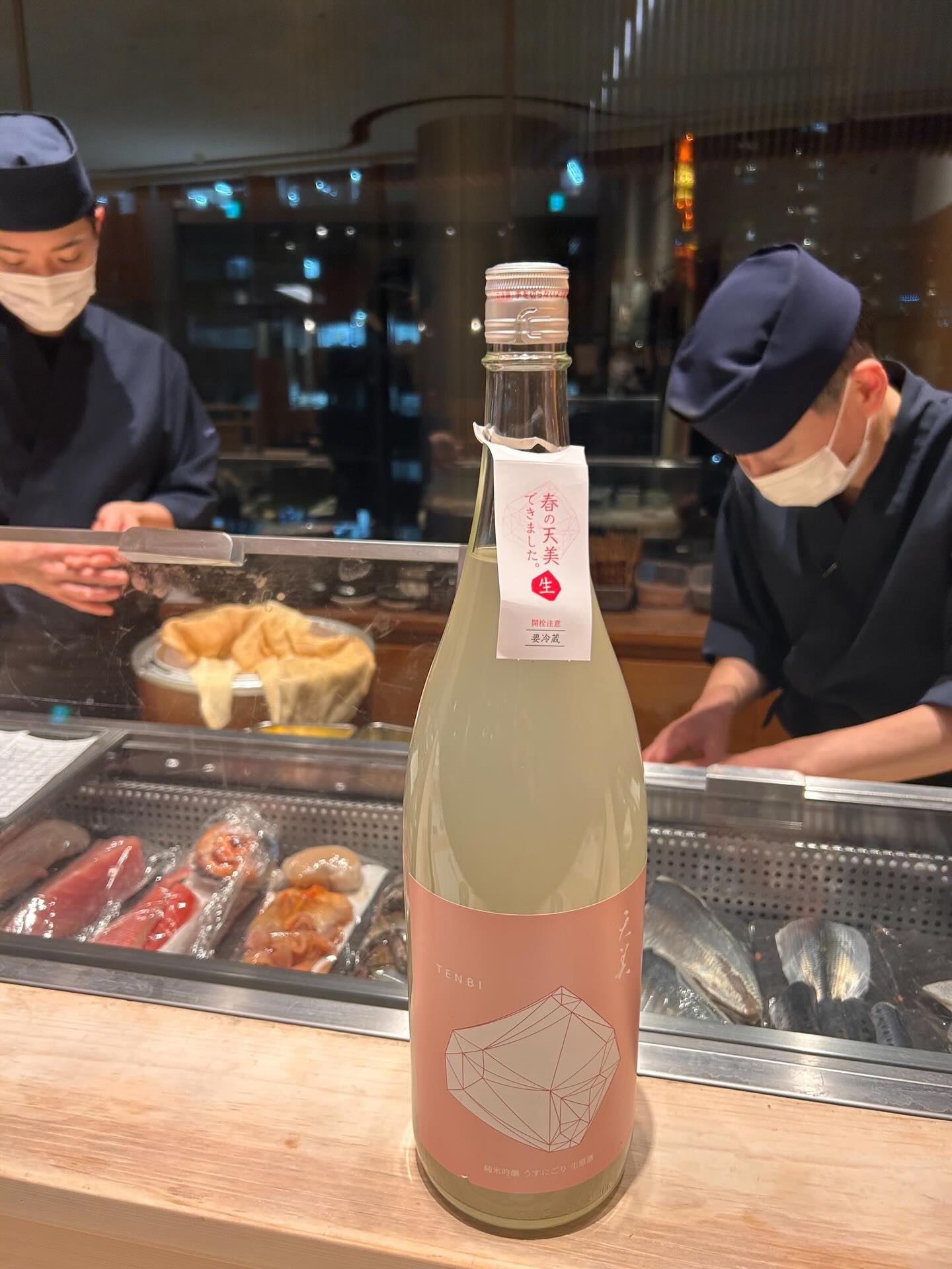 .
春の訪れを感じる日本酒、入荷

春限定【天美の純米吟醸うすにごり生原酒】
数量限定にて発売させて頂きます。

軽やかながら、しっかり余韻を感じる一杯です。

夜景のお供にぜひ

A new sake has arrived to celebrate the arrival of spring!  

Spring-only [Tenbi Junmai Ginjo Usu-Nigori Nama Genshu] Available in limited quantities. 

A light drink with a lingering finish. 
Perfect for savoring the night view! 

@abe_sushi_toranomonhills

寿司好きな人とつながりたい