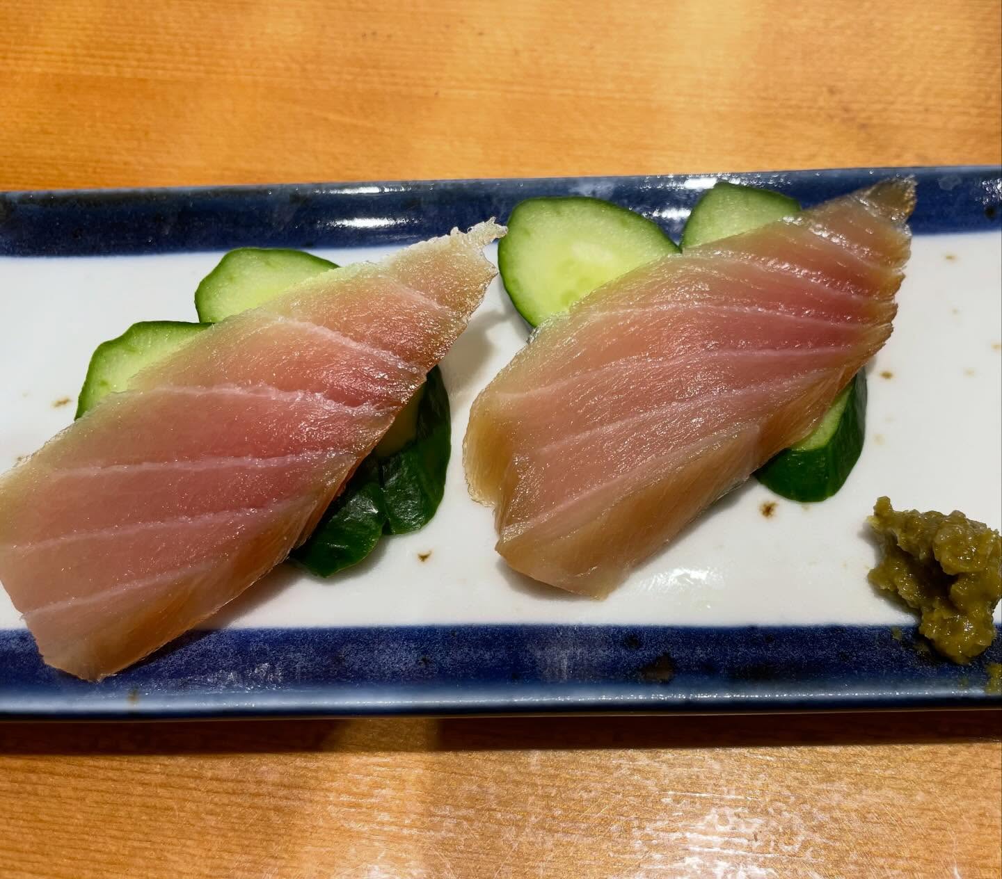 .
阿部寿司虎ノ門ヒルズ店
〜本日のおすすめをご紹介〜‍♀️

大トロを塩で寝かせ
旨みをぎゅっと凝縮。

その後、塩抜きして
日本酒に一週間漬け込みます。

こうして出来上がるのが
寿司屋の「大トロの生ハム」。

お酒が進む一品です

無くなり次第終了ですので
完売の時はごめんなさい‍♂️

ご希望の方はスタッフに再販リクエストしてください♩

Abe Sushi Toranomon Hills Branch ~Introducing Today's Recommendation~‍♀️ 

We cured fatty tuna (otoro) with salt to concentrate its flavor. 

Then, we desalted it and marinated it in sake for a week. 

This is how our sushi restaurant's "fatty tuna prosciutto" is made. It's a perfect accompaniment to sake!  

It's available while supplies last, so we apologize if it's sold out. ‍♂️ 

If you'd like more, please request a restock from our staff!♩

@abe_sushi_toranomonhills