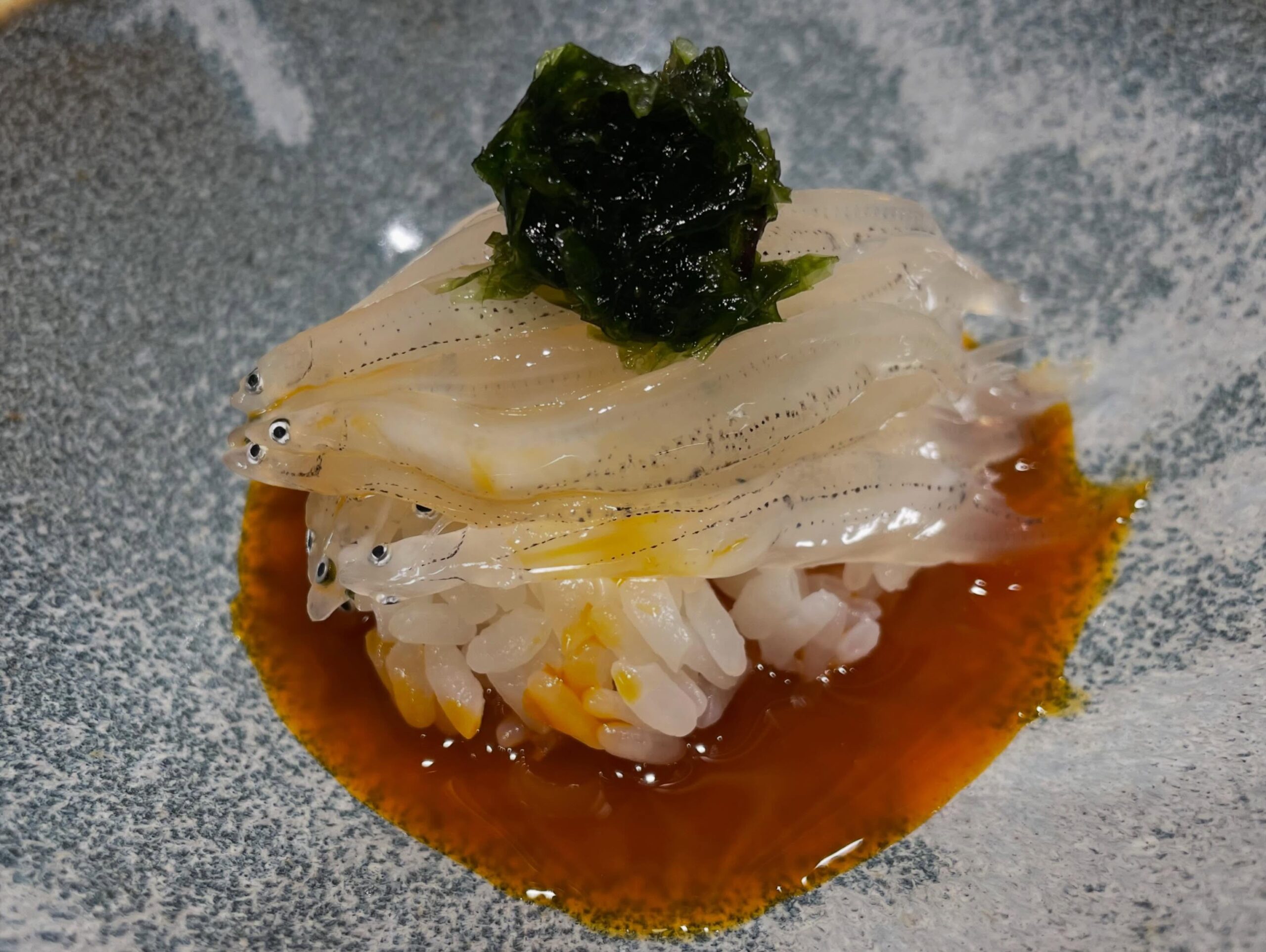 .
旬のおすすめ
・白魚の卵黄醤油がけ 青のり添え
・白魚握り 生姜と万能ねぎで
・炙りクエ 柚子胡椒添え
・クエ 明太子添え
透き通る白魚の上品な甘みと、
旨みたっぷりのクエ。
それぞれ薬味との相性も抜群です
旬の味覚をぜひお楽しみください。
皆さまのご来店をお待ちしております
(売り切れの場合はごめんなさい♂️)
@abe_sushi_toranomonhills
握り寿司 寿司好きな人と繋がりたい 和食 グルメ 今日のおすすめ