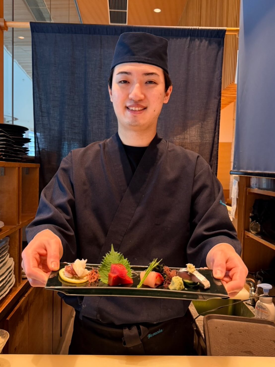 .
〜阿部寿司虎ノ門ヒルズ店 スタッフ紹介〜
**「この子、絶対サボりません。」**
そんな一言がぴったりの、
見習い修行中 山岡くん
阿部寿司 五反田店・青山店で修行を積み、
毎日一歩ずつ成長中!
そしてもう一つの必殺技は…
スーパーすっとぼけトーク
お客様との会話で笑いが生まれることもしばしば。
真剣に寿司と向き合いながら、
お店の雰囲気まで明るくしてくれる愛されキャラです
ぜひ見かけたら気軽に声をかけてあげてください!
皆さまのご来店をお待ちしております
@abe_sushi_toranomonhills